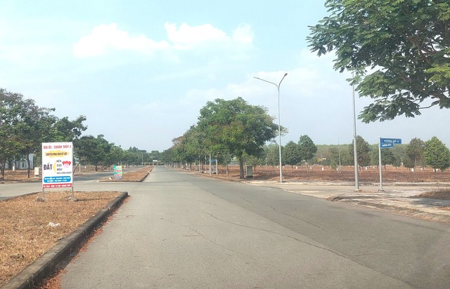 KDC Đại Nam gần 100 ha của vợ chồng bà Nguyễn Phương Hằng từng xôn xao một thời, nay vẫn là bãi đất trống, bị đem thế chấp và bán hụt nhiều lần - Ảnh 2.