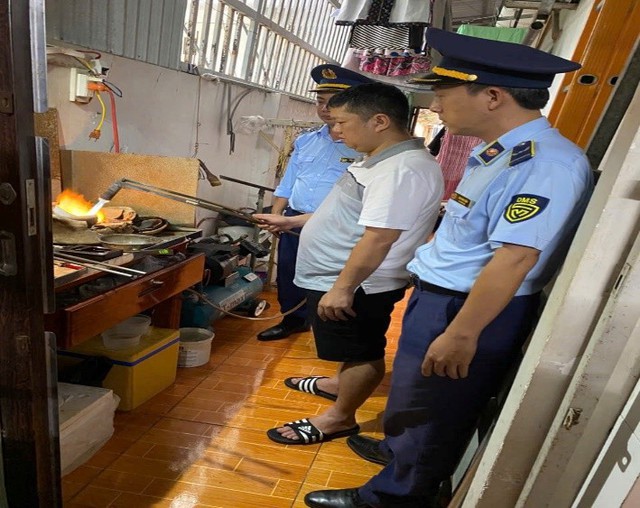 Một tiệm vàng có tiếng vừa bị buộc tiêu hủy sản phẩm, phạt hơn 200 triệu đồng - Ảnh 1.