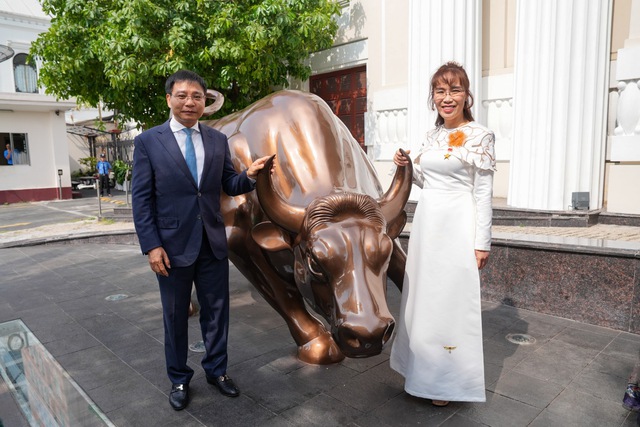 Tỷ phú Nguyễn Thị Phương Thảo và Bộ trưởng Tài chính Nguyễn Văn Thắng đánh cồng khởi động HOSE, thị trường bật xanh - Ảnh 3.