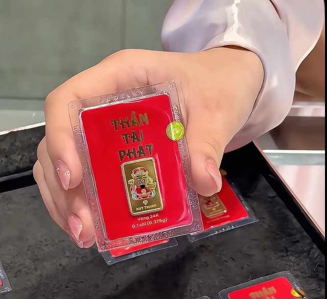 Cận ngày Vía Thần Tài, một Tiệm vàng lớn tuyên bố có sẵn vàng 0,1 chỉ, khách không phải xếp hàng - Ảnh 1.