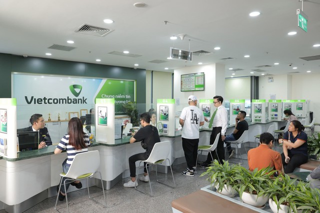 Lãnh đạo Vietcombank gom thêm cổ phiếu VCB - Ảnh 1.