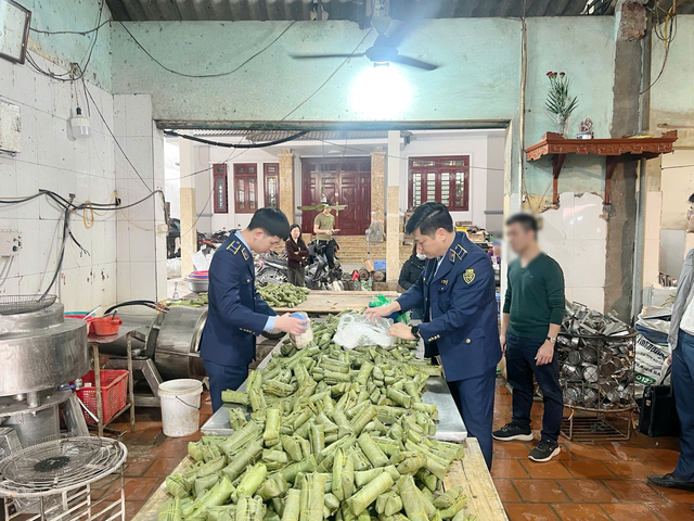 Khởi tố chủ cơ sở sản xuất giò chả Đoàn Huyền - Ảnh 2.