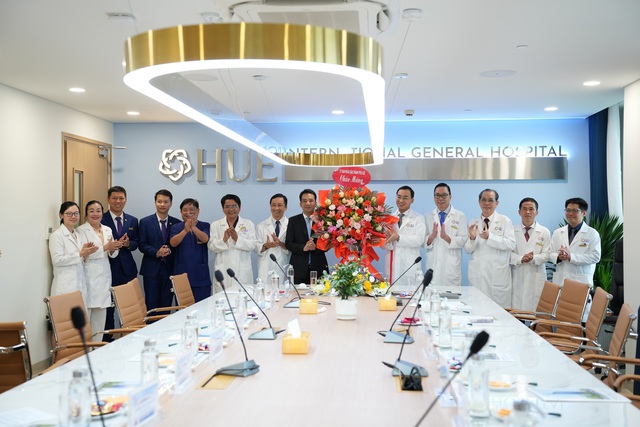 Lãnh đạo UBND TP Huế đến thăm và chúc mừng đội ngũ y bác sĩ tại Bệnh viện Đa khoa Quốc tế Huế - Ảnh 1.