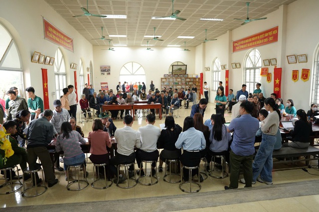 Nhiều người dân nhận tiền đền bù tại siêu dự án 925.000 tỷ do Vingroup của tỷ phú Phạm Nhật Vượng đầu tư- Ảnh 1.