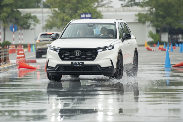 Giá bán Honda CR-V e:HEV lắp ráp trong nước chính thức được công bố: Bản L giá 1,17 tỷ đồng, bản RS giá gần như không thay đổi - Ảnh 1.