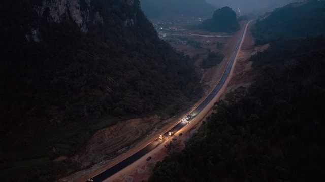 Phát hiện hiện tượng đặc biệt khi thi công cao tốc nối Lạng Sơn - Cao Bằng, 3.000 người Việt Nam quyết bám trụ, kỳ tích lớn xuất hiện - Ảnh 2.