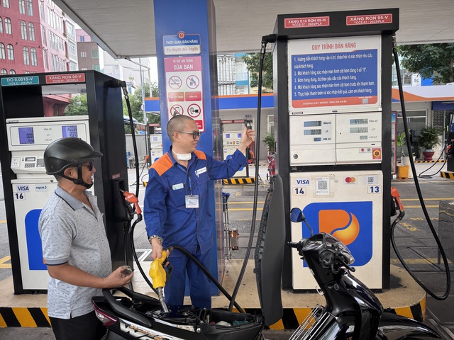 Bộ Công Thương ra văn bản hoả tốc giữa đêm, công bố giá xăng dầu mới - Ảnh 1.