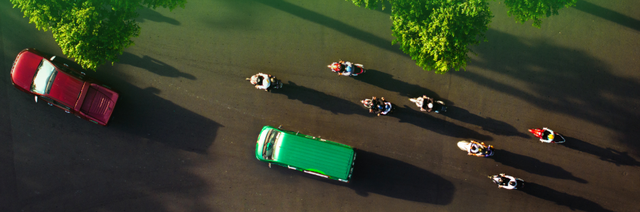 Giao hàng tiết kiệm, Viettel Post và Vietnam Post đồng loạt áp dụng phụ phí xăng dầu - Ảnh 1.