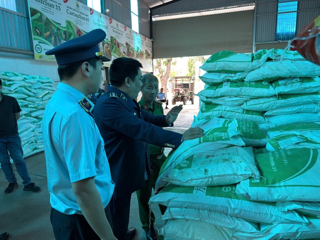 Một hộ kinh doanh vừa bị chuyển hồ sơ sang công an: Tang vật lên tới gần 90 tấn - Ảnh 1.