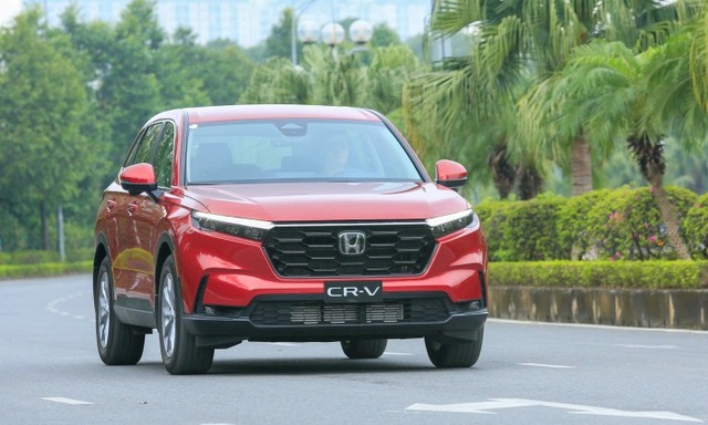Honda Việt Nam bổ sung công nghệ cho CR-V bản xăng, giá bán từ 1,039 tỷ đồng - Ảnh 1.