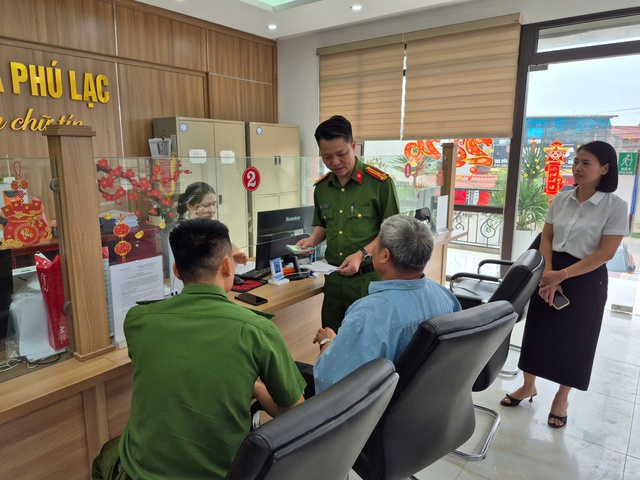 Công an ngăn chặn người đàn ông rút toàn bộ tiền tiết kiệm để chuyển vào tài khoản 02676576461316 mang tên Đặng Hoàng Sơn - Ảnh 1.