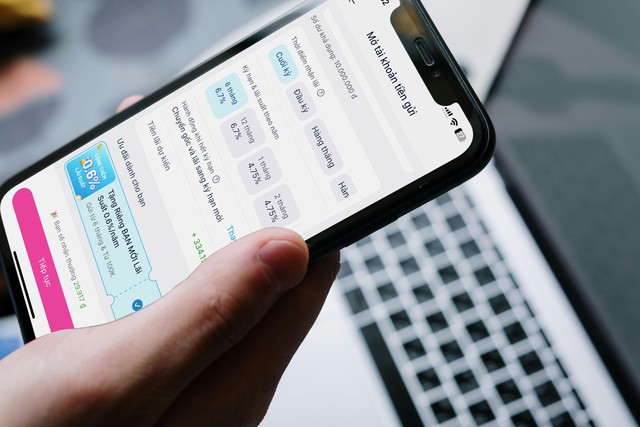 Một ngân hàng huy động lãi suất 8,4% cho số tiền gửi chỉ từ 100.000 đồng - Ảnh 1.