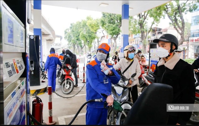 Bộ Chính trị yêu cầu đảm bảo nguồn cung, ổn định giá xăng dầu - Ảnh 1.