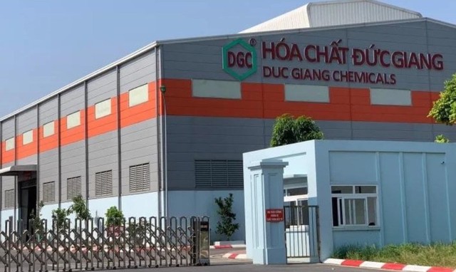 Hóa chất Đức Giang nêu 2 nguyên nhân khiến giá cổ phiếu lao dốc - Ảnh 1.