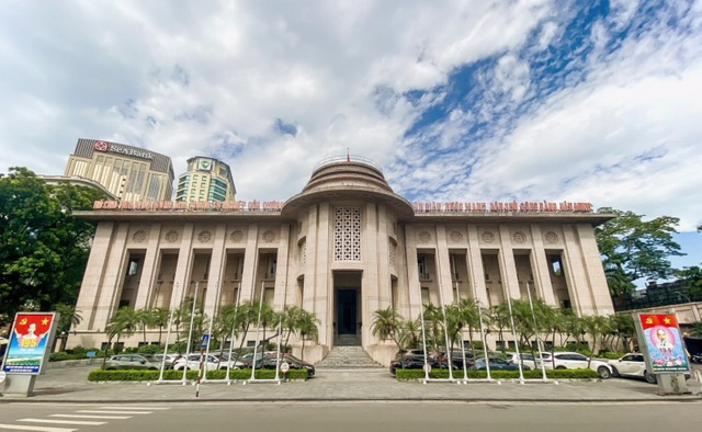 Lãi suất và tỷ giá USD cùng tăng mạnh: Ngân hàng Nhà nước tung biện pháp can thiệp trên cả hai mặt trận - Ảnh 1.