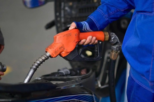 Giảm hàng loạt loại thuế xăng dầu về 0 đồng tới ngày 15/4 - Ảnh 1.