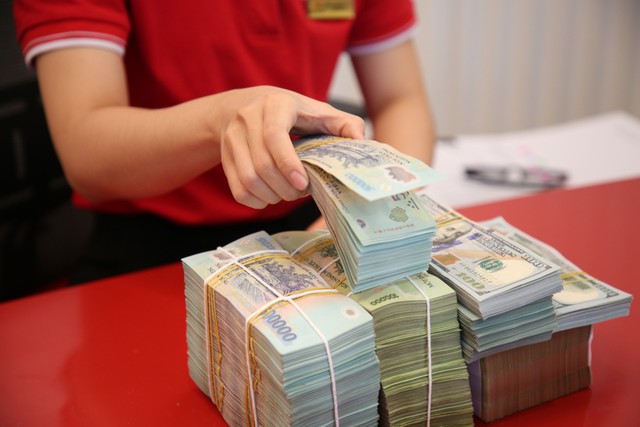 Vì sao các ngân hàng dồn dập tăng lãi suất huy động? - Ảnh 1.