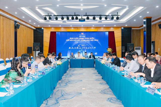 Chỉ 10% môi giới bất động sản có chứng chỉ hành nghề
- Ảnh 1. Chỉ 10% môi giới bất động sản có chứng chỉ hành nghề
- Ảnh 1.