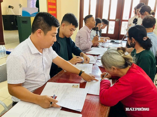 Người dân nhận tiền đền bù tại dự án khu công nghiệp gần 240ha do Vingroup đầu tư- Ảnh 1.