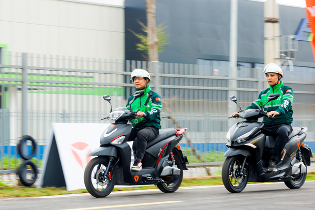 Grab bắt tay với "ông lớn" xe máy điện Trung Quốc: Hỗ trợ tài xế tới 4 triệu đồng khi mua xe - Ảnh 1.