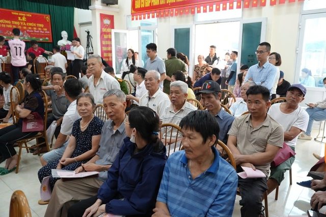 Người dân đổ về nhà văn hóa nhận tiền đền bù đất của siêu dự án Olympic 925.000 tỷ đồng có quy mô lớn nhất lịch sử Vingroup - Ảnh 1.