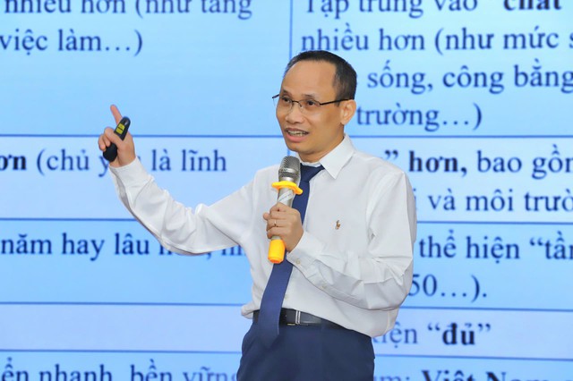 TS. Cấn Văn Lực: Tăng trưởng không phải là câu chuyện ngắn hạn mà là chiến lược dài hạn, có thể kéo dài đến năm 2045, thậm chí 2100 - Ảnh 1.