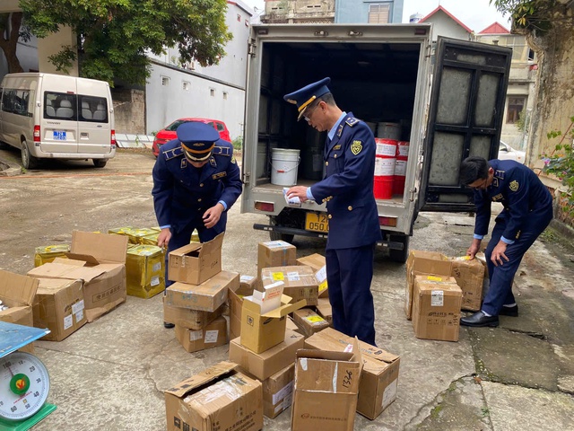 Đột xuất kiểm tra nhiều điểm kinh doanh trên cả nước: Hàng loạt vi phạm phơi bày, tịch thu, tiêu hủy hàng nghìn sản phẩm - Ảnh 1.