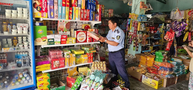 Đột xuất kiểm tra nhiều điểm kinh doanh trên cả nước: Hàng loạt vi phạm phơi bày, tịch thu, tiêu hủy hàng nghìn sản phẩm - Ảnh 5.