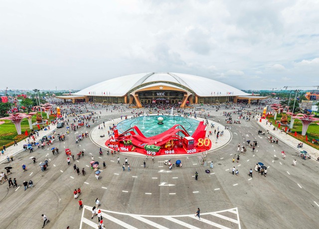 Giá đất xung quanh đại dự án 35.000 tỷ đồng của tỷ phú Phạm Nhật Vượng, có trung tâm triển lãm lớn nhất Đông Nam Á, Top 10 thế giới - Ảnh 2.