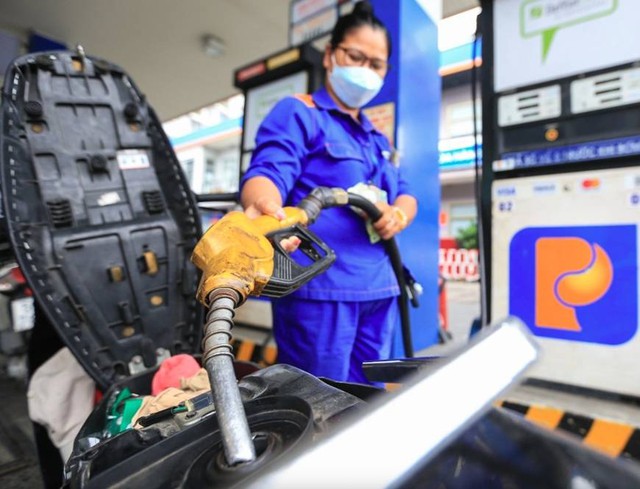 Doanh nghiệp xăng dầu có thể tự quyết giá bán lẻ - Ảnh 1.