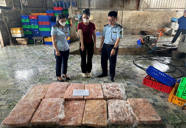 Mở nhiều đợt truy quét đột xuất: Tiếp tục phát hiện loạt sai phạm nghiêm trọng của các hộ kinh doanh, hàng nghìn sản phẩm bị tạm giữ, tiêu hủy - Ảnh 3.