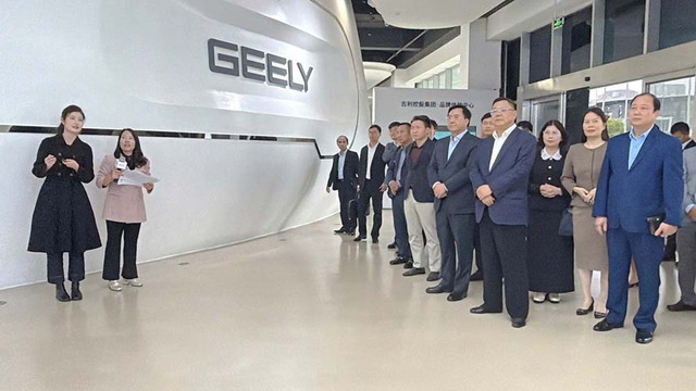 ‘Gã khổng lồ’ ô tô Trung Quốc bán hơn 4 triệu xe, vừa xác lập ba kỷ lục Việt Nam trao đổi về khả năng xây dựng nhà máy xe điện tại một tỉnh - Ảnh 1.