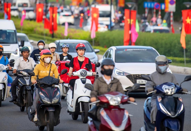 Nghỉ lễ dài ngày: Người trẻ chọn gửi đồ trước để giảm tải hành lý - Ảnh 1.