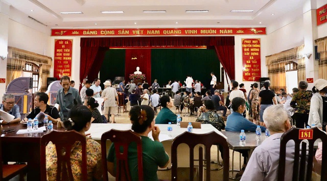 Hàng trăm người dân đồng loạt nhận tiền đền bù đất tại siêu dự án hơn 34 tỷ USD quy mô lớn nhất lịch sử Vingroup - Ảnh 1.