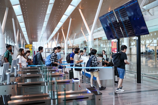 Khẩn trương nghiên cứu, giảm giá dịch vụ hàng không - Ảnh 1.