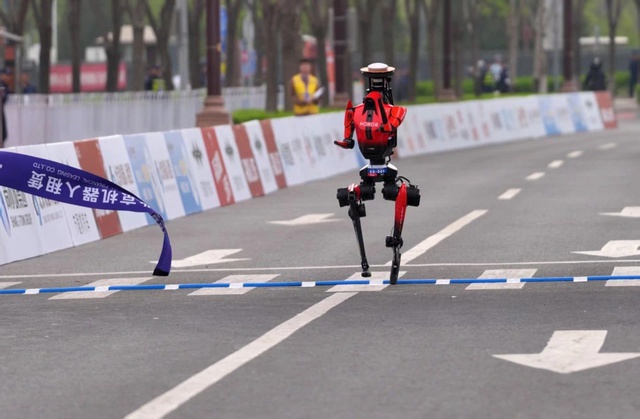 Robot hình người Trung Quốc phá kỷ lục chạy bán marathon tại Bắc Kinh - Ảnh 2.