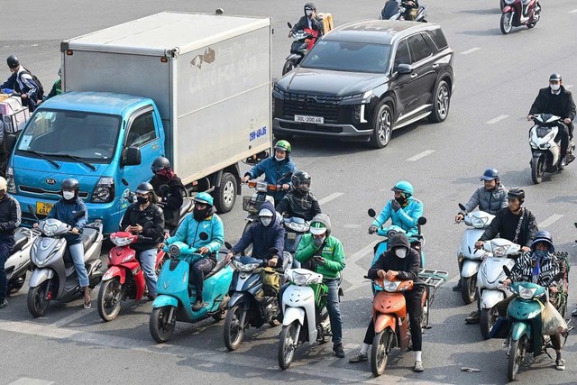 Không chỉ hỗ trợ xăng, loạt doanh nghiệp xe công nghệ dần “xoay trục” sang xe điện - Ảnh 1.