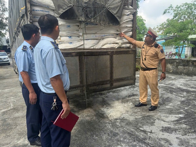 Kiểm tra bất ngờ loạt hộ kinh doanh: Xử phạt hàng tỷ đồng, chuyển 1 vụ sang cơ quan điều tra - Ảnh 2.