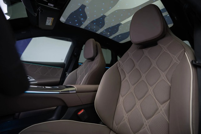 Mercedes-Benz tiếp tục tung một mẫu xe điện mới ra thị trường: Tăng tốc lên 100km trong 3,9s, 1 lần sạc đầy đi được từ Hà Nội vào đến Đà Nẵng  - Ảnh 9.