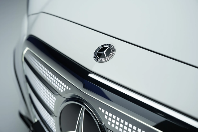 Mercedes-Benz tiếp tục tung một mẫu xe điện mới ra thị trường: Tăng tốc lên 100km trong 3,9s, 1 lần sạc đầy đi được từ Hà Nội vào đến Đà Nẵng  - Ảnh 4.