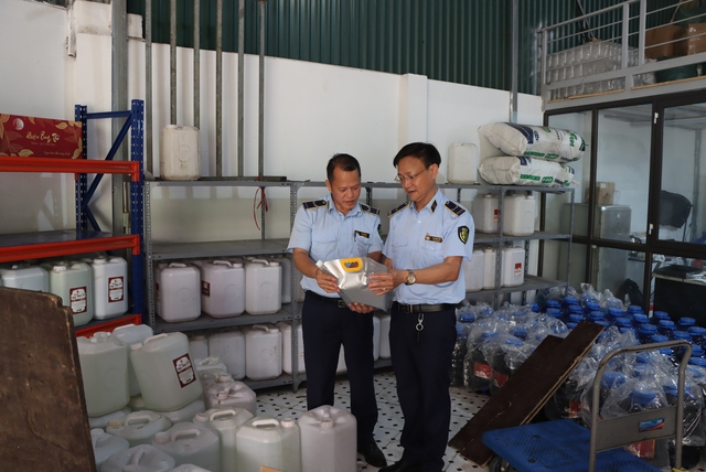 Kiểm tra bất ngờ loạt hộ kinh doanh: Xử phạt hàng tỷ đồng, chuyển 1 vụ sang cơ quan điều tra - Ảnh 1.