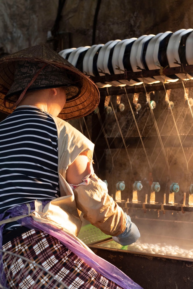 Bảo tồn tinh hoa làng nghề truyền thống tơ lụa Cổ Chất - Ảnh 4.