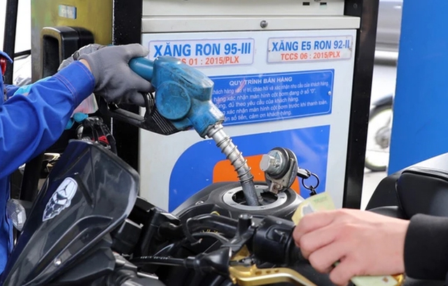 Giá xăng giảm 100 đồng mỗi lít chiều 23/4 - Ảnh 1.