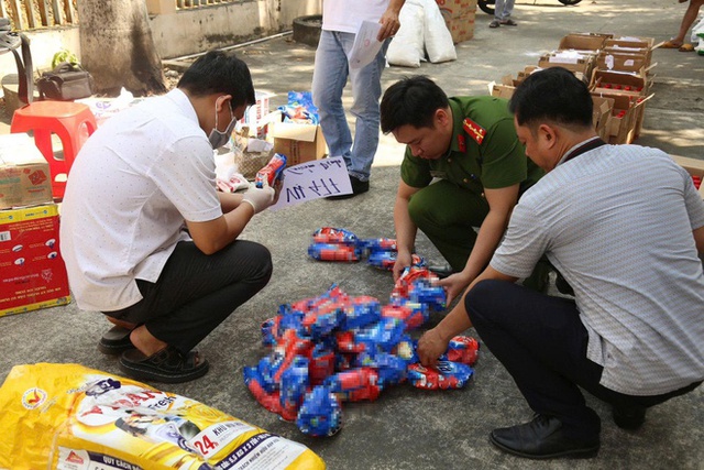 Đột kích một căn nhà, công an triệt phá đường dây sản xuất nước mắm và bột ngọt giả, tịch thu 1 tấn sản phẩm và công cụ đóng gói- Ảnh 4.