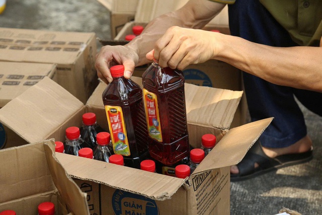 Đột kích một căn nhà, công an triệt phá đường dây sản xuất nước mắm và bột ngọt giả, tịch thu 1 tấn sản phẩm và công cụ đóng gói- Ảnh 2.
