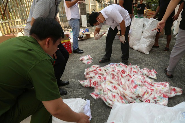 Đột kích một căn nhà, công an triệt phá đường dây sản xuất nước mắm và bột ngọt giả, tịch thu 1 tấn sản phẩm và công cụ đóng gói- Ảnh 1.