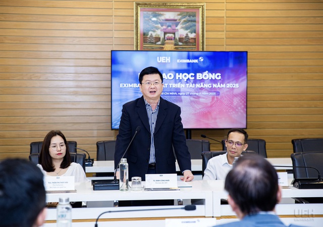 Eximbank trao học bổng trị giá 300 triệu đồng cho sinh viên Đại học Kinh tế Thành phố Hồ Chí Minh - Ảnh 2.