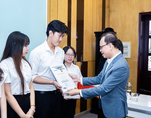 Eximbank trao học bổng trị giá 300 triệu đồng cho sinh viên Đại học Kinh tế Thành phố Hồ Chí Minh - Ảnh 1.