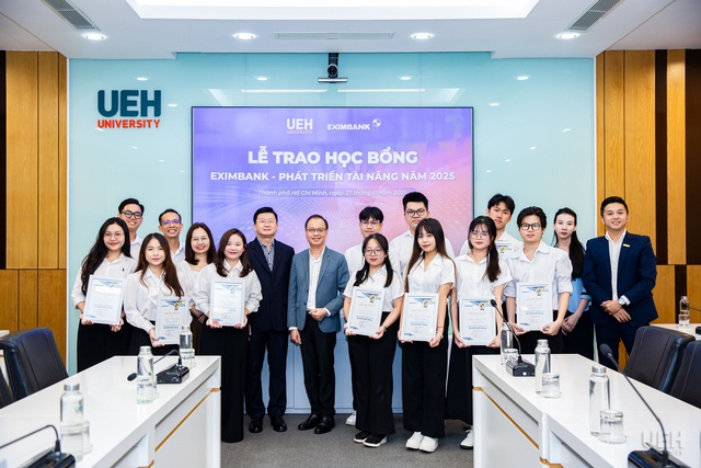 Eximbank trao học bổng trị giá 300 triệu đồng cho sinh viên Đại học Kinh tế Thành phố Hồ Chí Minh - Ảnh 3.