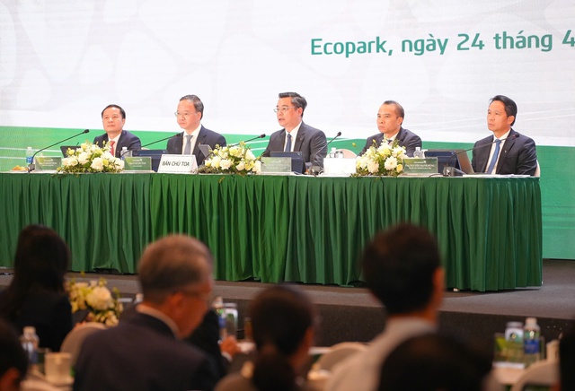 Chủ tịch Vietcombank nói lý do không chạy theo lợi nhuận từ bất động sản - Ảnh 1.